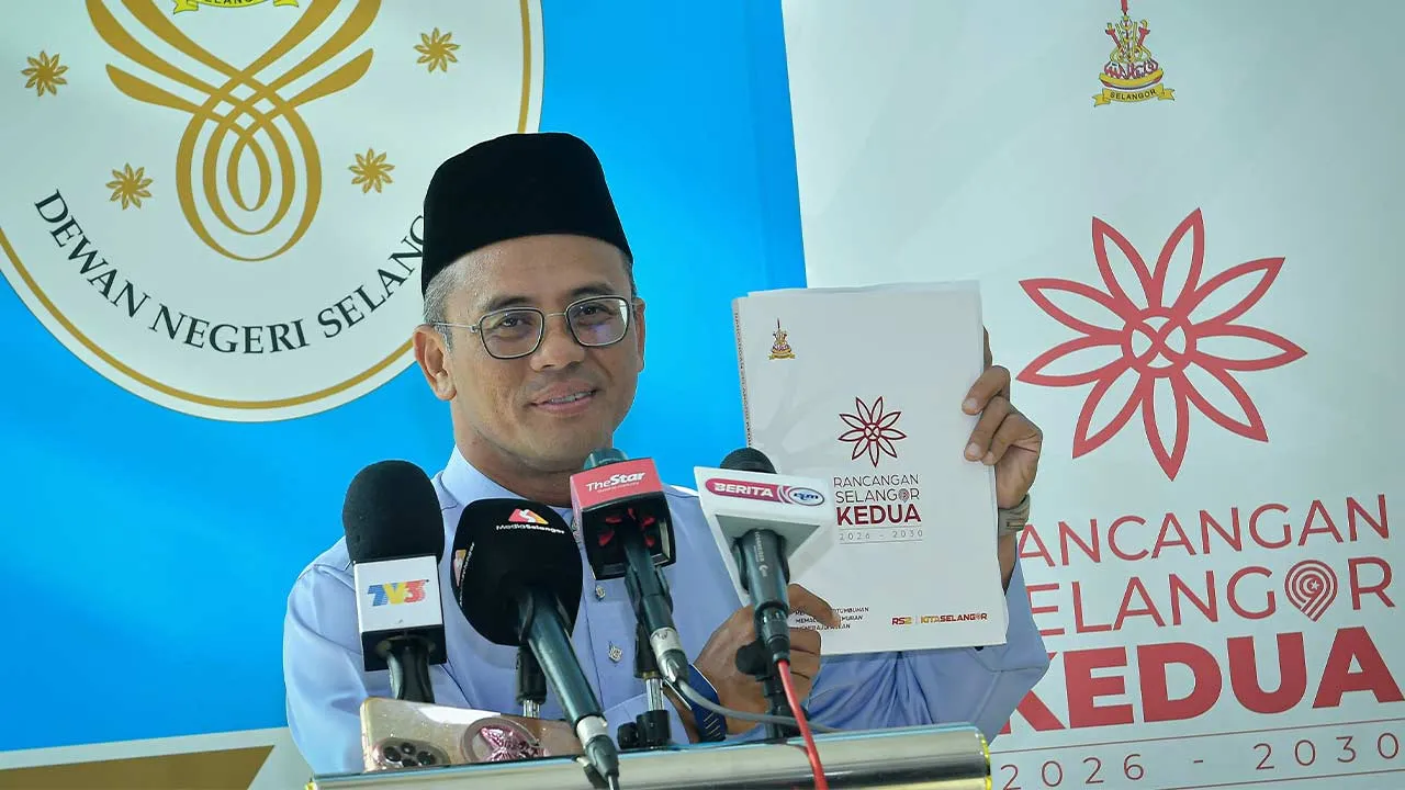 SHAH ALAM, 7 Ogos -- Menteri Besar Selangor Datuk Seri Amirudin Shari ketika sidang media selepas pembentangan Rancangan Selangor Kedua (RS-2) sempena Mesyuarat Kedua Persidangan Penggal Keempat Dewan Undangan Negeri Selangor ke-15 di Wisma Dewan Negeri Selangor, hari ini.  --fotoBERNAMA (2026) HAK CIPTA TERPELIHARA    SHAH ALAM, Aug 7 -- Selangor Menteri Besar Datuk Seri Amirudin Shari speaks to the media after the presentation of the Second Selangor Plan (RS-2) during the Second Meeting of the Fourth Sess