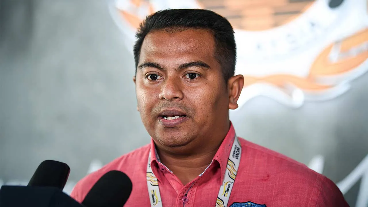 KUALA LUMPUR, 27 Nov -- Naib Presiden Persekutuan Angkat Berat Malaysia (PABM) Amirul Hamizan Ibrahim bercakap ketika sidang media selepas Mesyuarat Jawatankuasa Kerja (JKK) di Majlis Sukan Negara hari ini.  --fotoBERNAMA (2023) HAK CIPTA TERPELIHARA