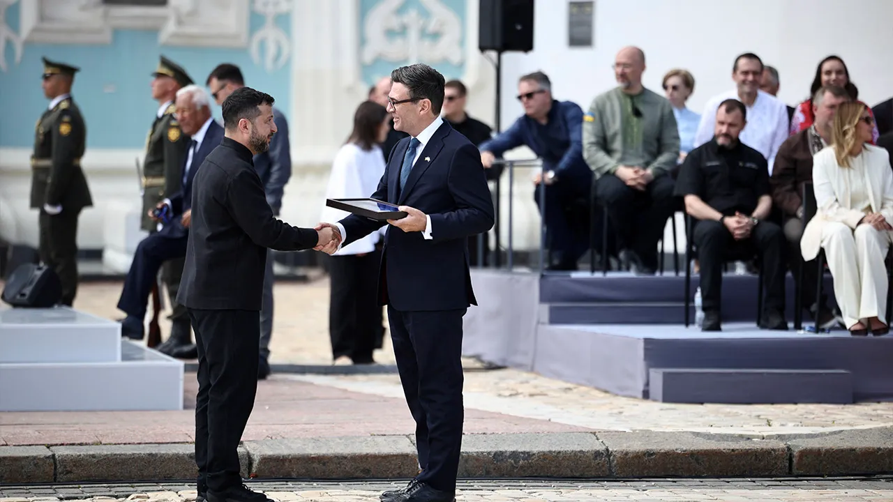 Britain's Prime Minister Andy Burnham receives the "Honorary Distinction to the British People", "Gratitude of the Ukrainian People" award from Ukraine's President Volodymyr Zelenskiy during a commemorative ceremony marking Ukraine's 35th Independence Day outside St. Sofia cathedral in Kyiv, Ukraine August 24, 2026. HENRY NICHOLLS/Pool via REUTERS