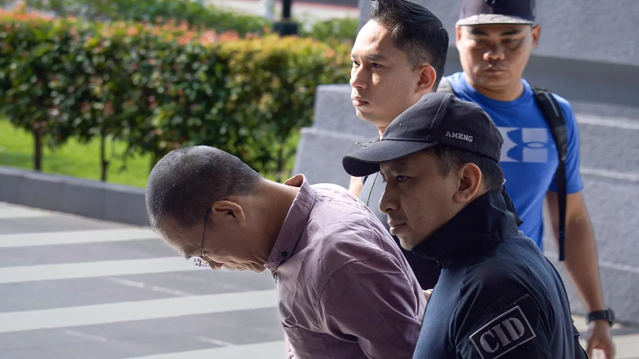 KUALA LUMPUR, 24 Ogos -- Pemandu e-panggilan, Ang Kam Tong mengaku tidak bersalah di Mahkamah Sesyen di sini hari ini, atas pertuduhan cuba membunuh seorang wanita warga emas dengan membakarnya menggunakan petrol, sehingga mengakibatkan kecederaan serius awal bulan ini.  Ang, 59, membuat pengakuan itu selepas pertuduhan dibacakan terhadapnya.  --fotoBERNAMA (2026) HAK CIPTA TERPELIHARA