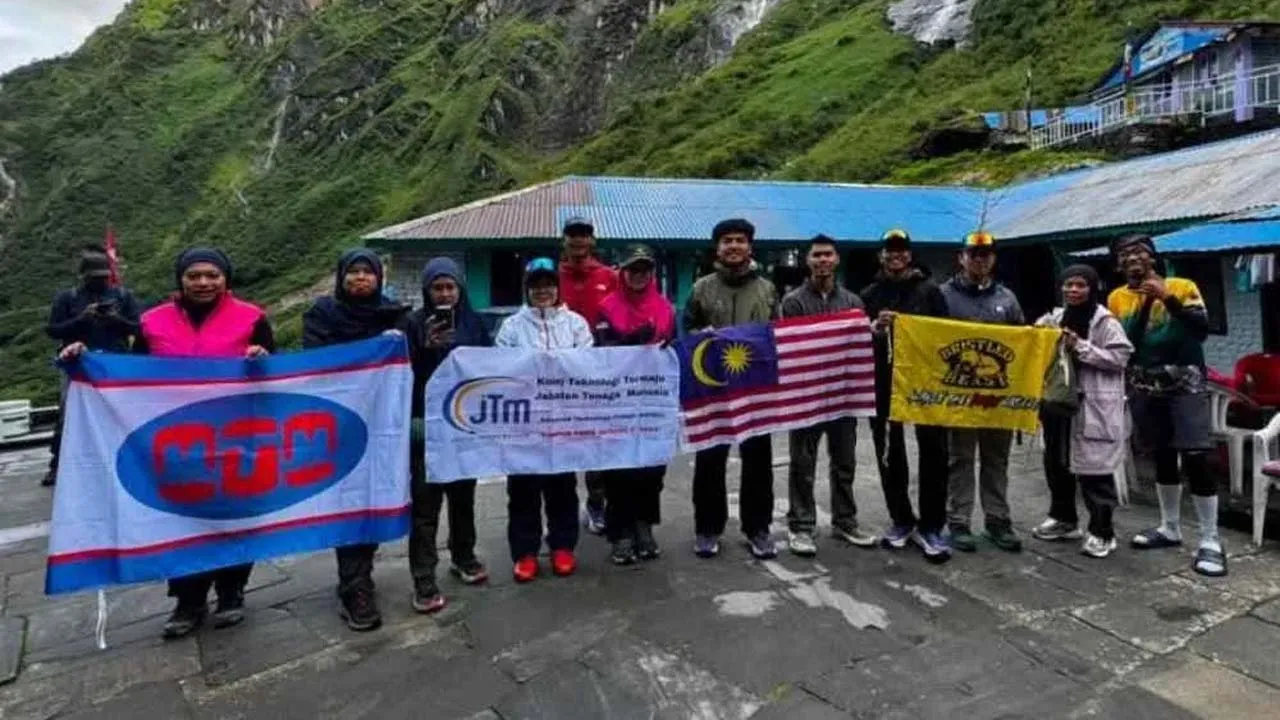 KUALA LUMPUR - Seramai 12 rakyat Malaysia yang kini berada di Annapurna Base Camp, Nepal, dilaporkan selamat dan meneruskan perjalanan seperti biasa susulan tragedi banjir besar yang melanda kawasan sempadan Nepal-China pada Rabu._Sinar Harian