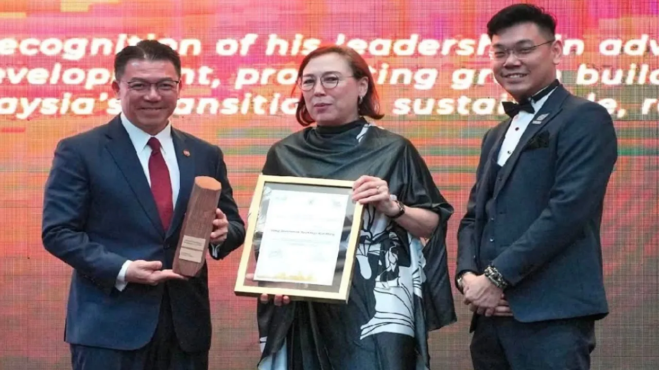 KUALA LUMPUR, 14 Ogos (Bernama) -- Menteri Perumahan dan Kerajaan Tempatan Nga Kor Ming menerima Anugerah Kepimpinan dalam Bandar Lestari MalaysiaGBC 2026 atas peranannya memajukan pembangunan bandar yang mampan. Nga menerusi hantaran Facebook berkata pengiktirafan itu mencerminkan usaha menyeluruh Kementerian Perumahan dan Kerajaan Tempatan (KPKT), pihak berkuasa tempatan, rakan industri dan komuniti dalam membina bandar yang mampan, berdaya tahan dan inklusif.