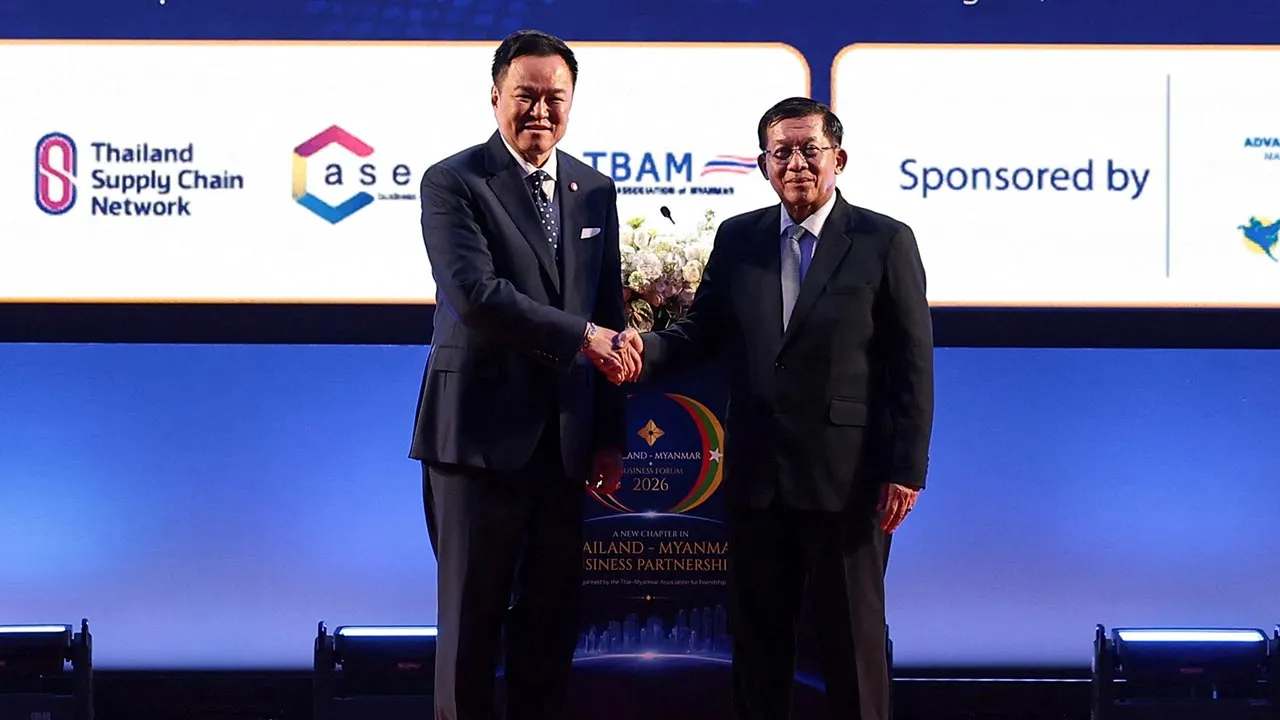 Thailand's Prime Minister Anutin Charnvirakul shakes hands with Myanmar's junta chief turned President Min Aung Hlaing onstage during the Thailand-Myanmar Business Forum 2026 at Queen Sirikit National Convention Center in Bangkok, Thailand, August 6, 2026. REUTERS/Chalinee Thirasupa