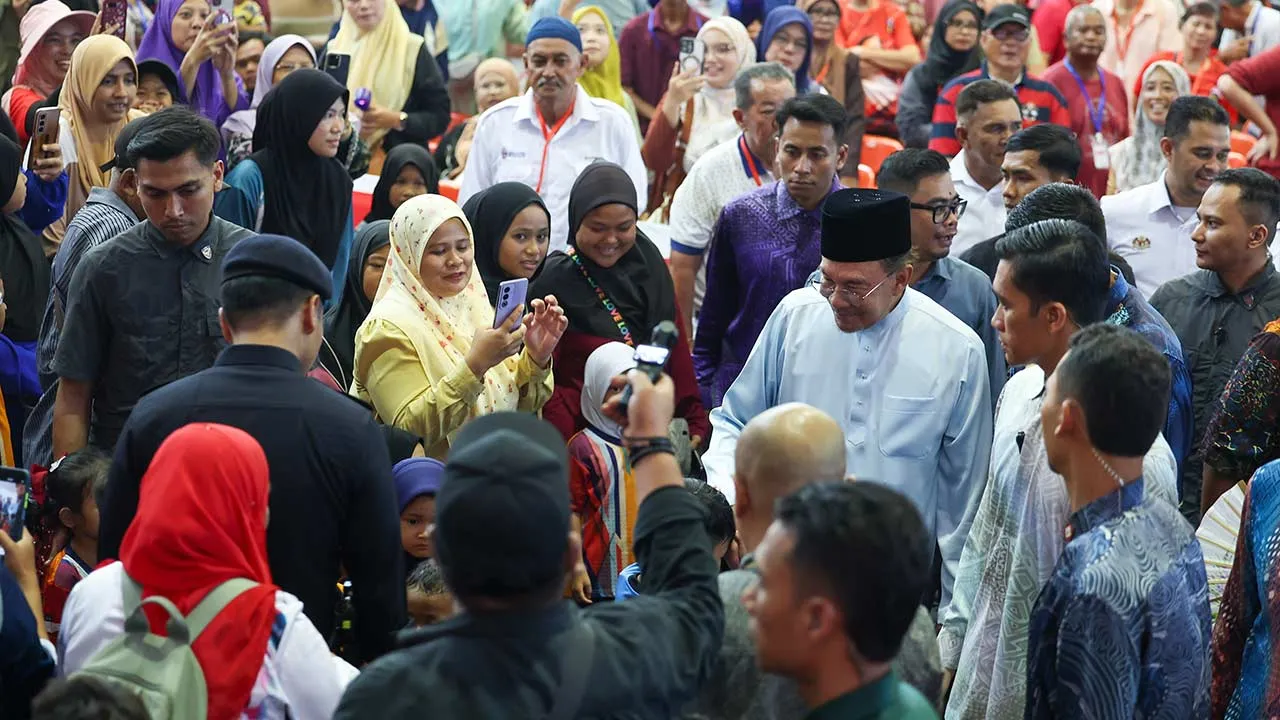 ALOR GAJAH, 7 Ogos -- Perdana Menteri Datuk Seri Anwar Ibrahim meluangkan masa beramah mesra bersama orang ramai pada majlis Perasmian Karnival Gelombang MADANI Masjid Tanah di Kompleks Sukan Masjid Tanah, hari ini.  --fotoBERNAMA (2026) HAK CIPTA TERPELIHARA