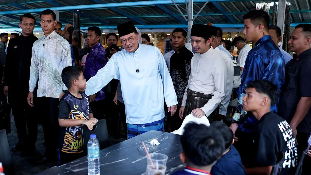ALOR GAJAH, 7 Ogos -- Perdana Menteri Datuk Seri Anwar Ibrahim meluangkan masa beramah mesra dengan orang ramai sebelum makan tengah hari bersama masyarakat di Restoran Sultan Salai dekat Simpang Ampat hari ini.  —fotoBERNAMA (2026) HAK CIPTA TERPELIHARA