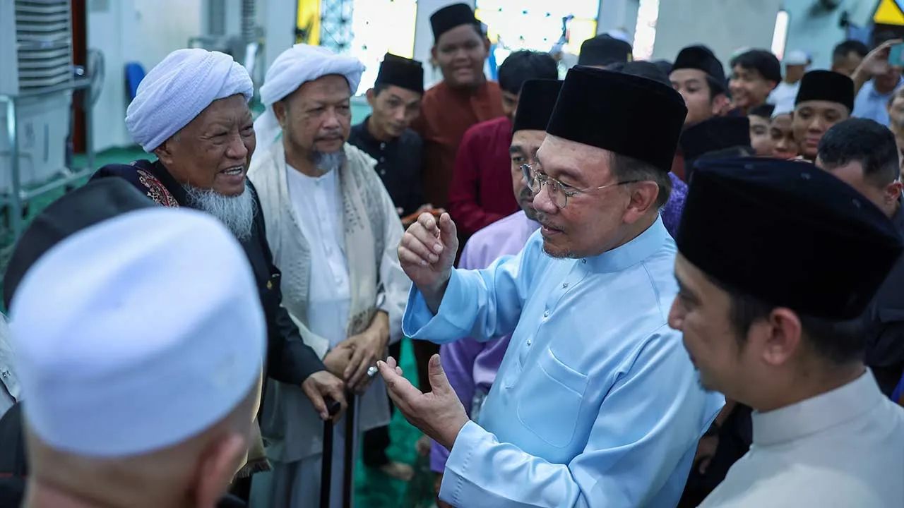ALOR GAJAH, 7 Ogos -- Perdana Menteri Datuk Seri Anwar Ibrahim meluangkan masa beramah mesra bersama jemaah selepas menunaikan Solat Jumaat di Masjid Ar-Rasyidin dekat Jelatang hari ini.  --fotoBERNAMA (2026) HAK CIPTA TERPELIHARA