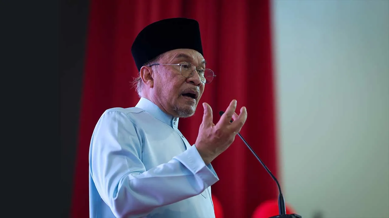 ALOR GAJAH, 7 Ogos -- Perdana Menteri Datuk Seri Anwar Ibrahim menyampaikan ucapan pada majlis Perasmian Karnival Gelombang MADANI Masjid Tanah di Kompleks Sukan Masjid Tanah, hari ini.  --fotoBERNAMA (2026) HAK CIPTA TERPELIHARA   ALOR GAJAH, Aug 7 -- Prime Minister Datuk Seri Anwar Ibrahim delivers his speech during the officiating ceremony of the Karnival Gelombang MADANI Masjid Tanah at Kompleks Sukan Masjid Tanah today.  --fotoBERNAMA (2026) COPYRIGHT RESERVED