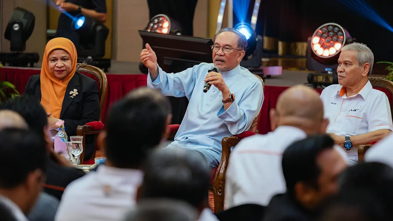BANGI, 21 Ogos -- Perdana Menteri Datuk Seri Anwar Ibrahim (tengah) menjawab soalan yang diajukan pada Sesi Ramah Mesra Bersama Pengurusan Tertinggi dan Pengurus Lembaga Kemajuan Tanah Persekutuan (FELDA) hari ini.  Turut hadir Pengerusi FELDA Tan Sri Ahmad Badri Mohd Zahir (kanan) dan Pengarah Besar FELDA Datuk Dr Suzana Idayu Wati Osman (kiri).  --fotoBERNAMA (2026) HAK CIPTA TERPELIHARA