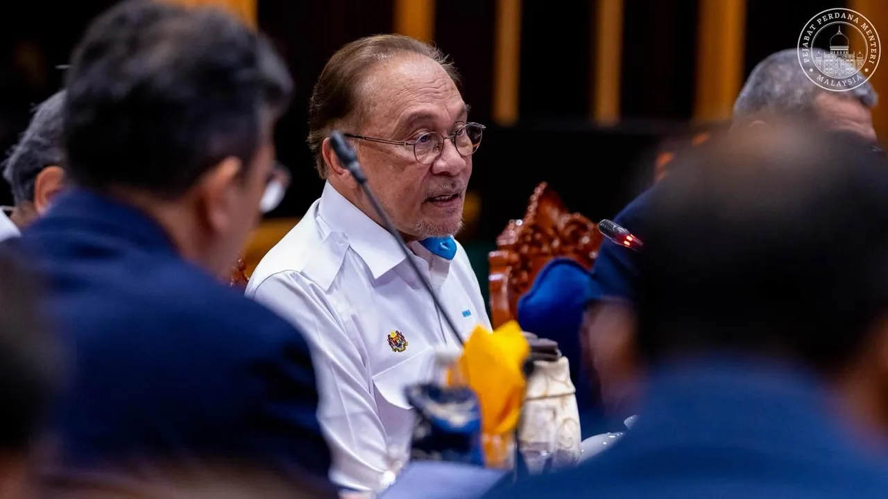Petang tadi saya mempengerusikan mesyuarat berkala bersama Ketua Setiausaha Kementerian dan Ketua Perkhidmatan bagi meneliti pengukuhan tadbir urus serta pelaksanaan reformasi dalam pentadbiran Kerajaan. -- FB Anwar Ibrahim