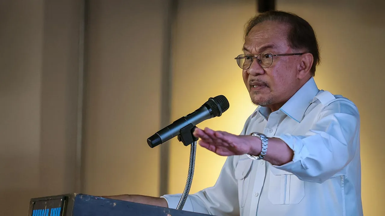 BUKIT MERTAJAM, 29 Ogos -- Perdana Menteri Datuk Seri Anwar Ibrahim menyampaikan ucapan pada Majlis Peluncuran Skim Usahawan Bangkit (SUB) MADANI Permatang Pauh di Yayasan Aman hari ini.  -- fotoBERNAMA (2026) HAK CIPTA TERPELIHARA