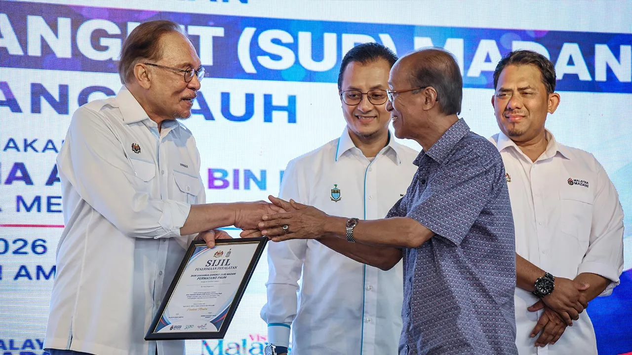 BUKIT MERTAJAM, 29 Ogos -- Perdana Menteri Datuk Seri Anwar Ibrahim (kiri) menyampaikan sijil penerimaan peralatan kepada penerima pada Majlis Peluncuran Skim Usahawan Bangkit (SUB) MADANI Permatang Pauh di Yayasan Aman hari ini.  -- fotoBERNAMA (2026) HAK CIPTA TERPELIHARA