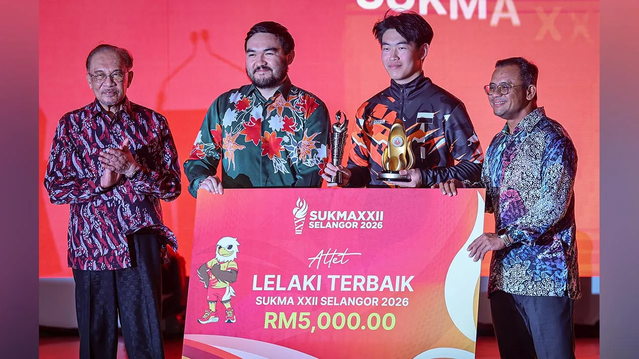 SHAH ALAM, 24 Ogos -- Raja Muda Selangor, Tengku Amir Shah berkenan menyampaikan anugerah atlet lelaki terbaik SUKMA Selangor 2026 kepada Atlet menembak Pahang, Cheah Zen Hong pada majlis penutupan Sukan Malaysia (SUKMA) 2026 di Aneka Walk hari ini.  Turut bersama Perdana Menteri Datuk Seri Anwar Ibrahim dan Menteri Besar Selangor, Datuk Seri Amirudin Shari.  --fotoBERNAMA (2026) HAK CIPTA TERPELIHARA