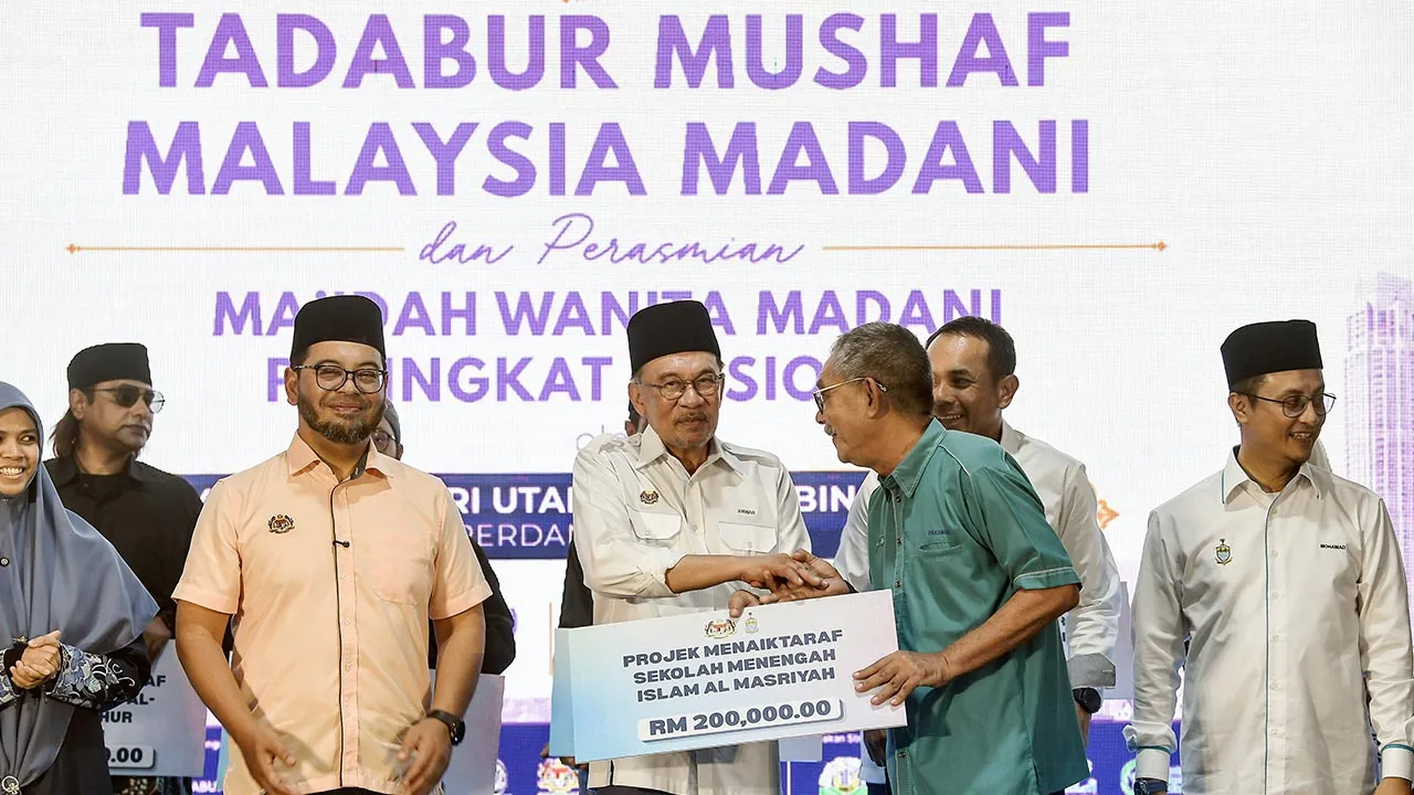 SEBERANG JAYA, 29 Ogos -- Perdana Menteri Datuk Seri Anwar Ibrahim menyerahkan cek cura Projek Menaiktaraf Sekolah Agama Rakyat kepada wakil Sekolah Menengah Agama Al Masriyah pada Majlis Pelancaran Tadabur Mushaf Malaysia MADANI dan Perasmian Ma'idah Wanita MADANI Peringkat Nasional di Masjid Al Muhajidin di sini hari ini.    --fotoBERNAMA (2026) HAK CIPTA TERPELIHARA