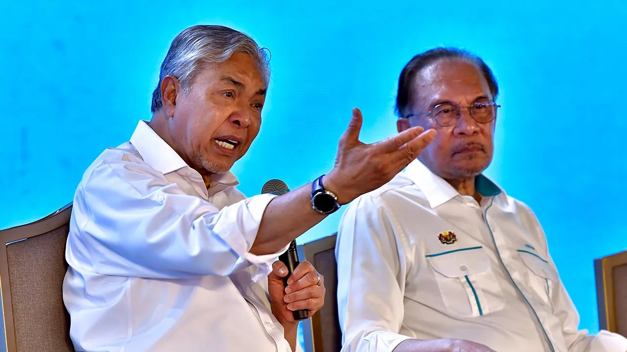 PUTRAJAYA, 7 Dis -- Perdana Menteri Datuk Seri Anwar Ibrahim bersama Timbalan Perdana Menteri Datuk Seri Dr. Ahmad Zahid Hamidi ketika hadir pada Sesi Townhall sempena program Rancakkan MADANI bersama Malaysiaku di Dataran Putrajaya, di sini hari ini.   --fotoBERNAMA (2025) HAK CIPTA TERPELIHARA