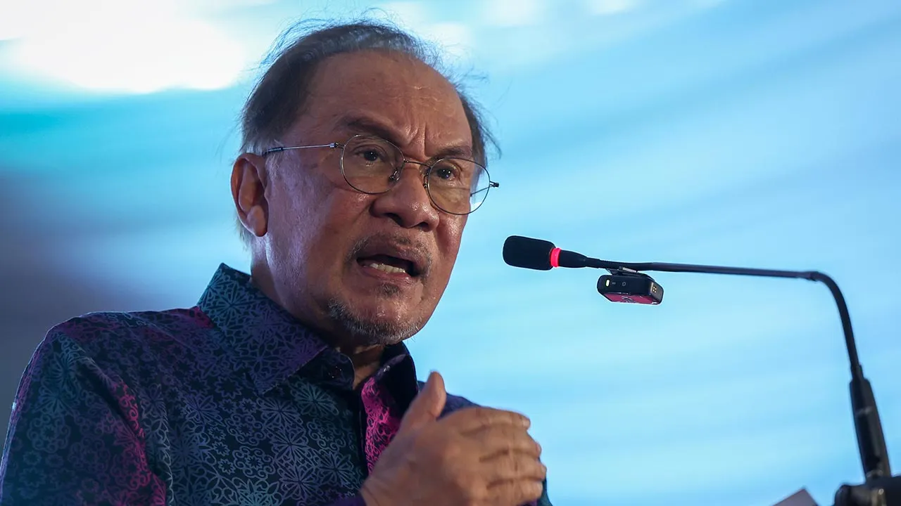 MELAKA, 7 Ogos -- Perdana Menteri Datuk Seri Anwar Ibrahim menyampaikan ucapan pada Majlis Perasmian Sambutan Hari Landskap Negara 2026 (HLN 2026) di perkarangan Stadium Hang Jebat, Krubong, hari ini.  --fotoBERNAMA (2026) HAK CIPTA TERPELIHARA