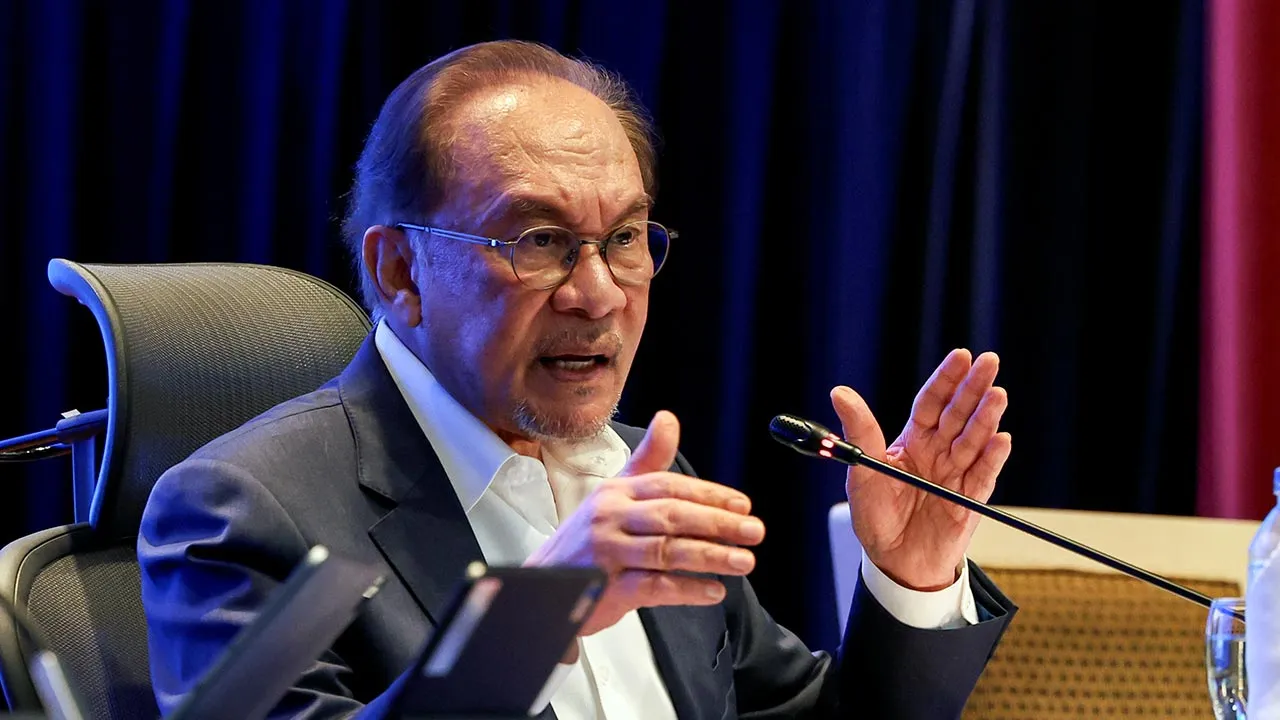 PUTRAJAYA, 18 Ogos -- Perdana Menteri Datuk Seri Anwar Ibrahim yang juga Menteri Kewangan ketika Majlis Libat Urus Belanjawan 2027 “Malaysia MADANI : Menggapai Di Langit, Mengakar Di Bumi” Bersama Wakil Kerajaan dan Agensi Bukan Kerajaan di Kementerian Kewangan hari ini.  -- fotoBERNAMA (2026) HAK CIPTA TERPELIHARA
