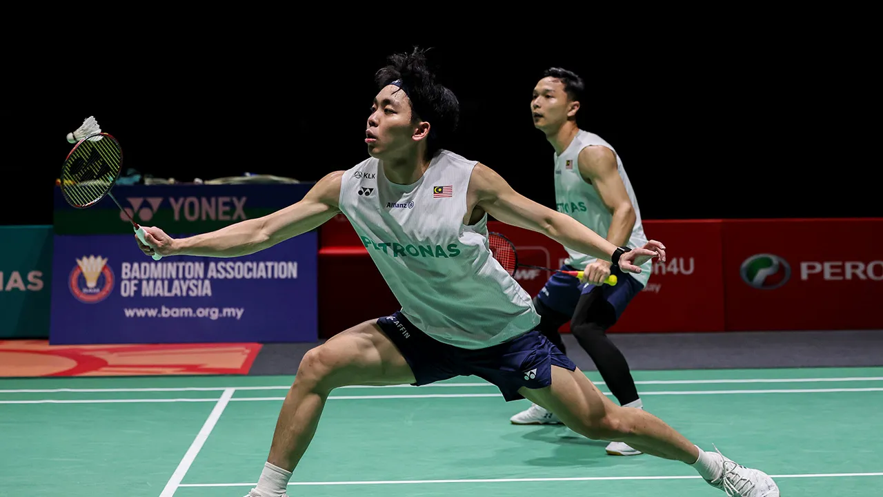KUALA LUMPUR, 23 Mei -- Beregu lelaki negara yang juga pilihan kelima kejohanan Arif Junaidi (kanan) dan Yap Roy King (kiri) gagal ke perlawanan akhir selepas tewas kepada pasangan Denmak Daniel Lundgaard dan Mads Vestergaard pada kejohanan Perodua Malaysia Masters 2026 di Unifi Arena Bukit Jalil hari ini.  Daniel Lundgaard dan Mads Vestergaard menang dengan keputusan 21-19 dan 21-17.  --fotoBERNAMA (2026) HAK CIPTA TERPELIHARA