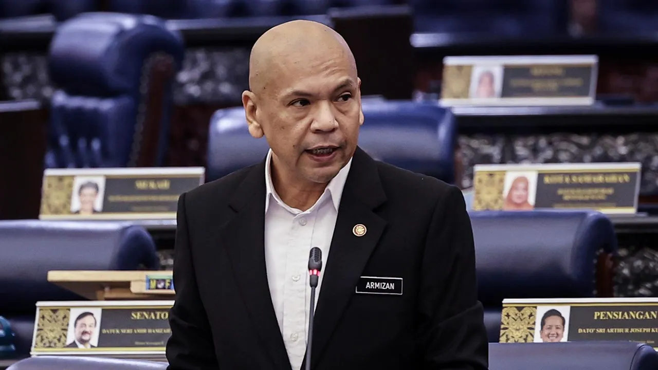 KUALA LUMPUR, 11 Ogos -- Menteri Perdagangan Dalam Negeri dan Kos Sara Hidup Datuk Armizan Mohd Ali ketika sesi perbahasan penerangan Menteri berkenaan Laporan Suruhanjaya Siasatan Diraja (RCI) melibatkan isu pengurusan dan operasi Lembaga Tabung Haji (TH) di Bangunan Parlimen hari ini.  --fotoBERNAMA (2026) HAK CIPTA TERPELIHARA