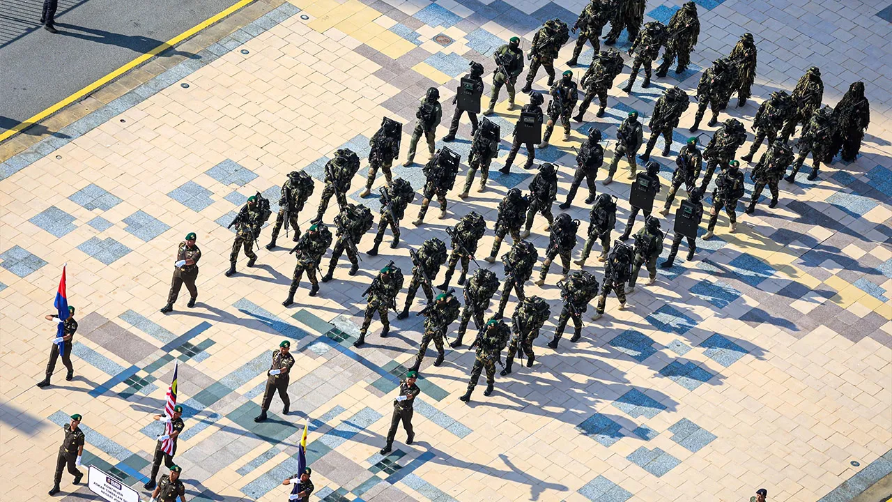 PUTRAJAYA, 31 Ogos " Kontinjen Askar Timbalan Setia Negeri Johor (JMF) pada Sambutan Hari Kebangsaan 2026 di Dataran Putrajaya hari ini. Pasukan JMF ditubuhkan pada 1885 di bawah pemerintahan Sultan Abu Bakar sebelum nama Johore Military Forces (JMF) rasmi digunakan pada 1904. Hari ini, JMF berperanan sebagai pasukan istiadat Negeri Johor selain menyediakan khidmat sokongan dalam pengurusan istana, aktiviti diraja serta aspek keselamatan negeri. - fotoBERNAMA