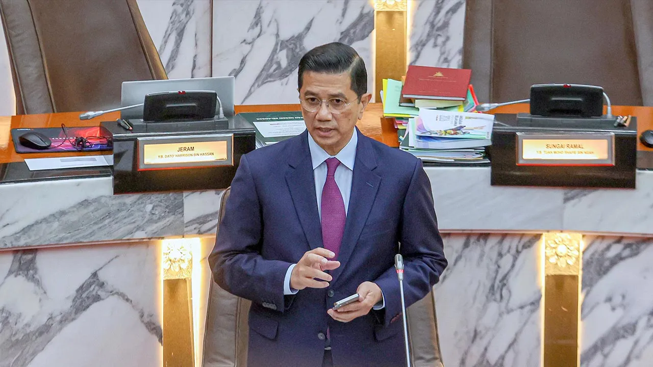 SHAH ALAM, 20 Nov -- Ketua Pembangkang Datuk Seri Mohamed Azmin Ali ketika sesi soal jawab pada Mesyuarat Ketiga Penggal Ketiga Dewan Dewan Undangan Negeri (DUN) Selangor ke-15 Tahun 2025 di Bangunan Dewan Negeri Selangor hari ini.  -- fotoBERNAMA (2025) HAK CIPTA TERPELIHARA