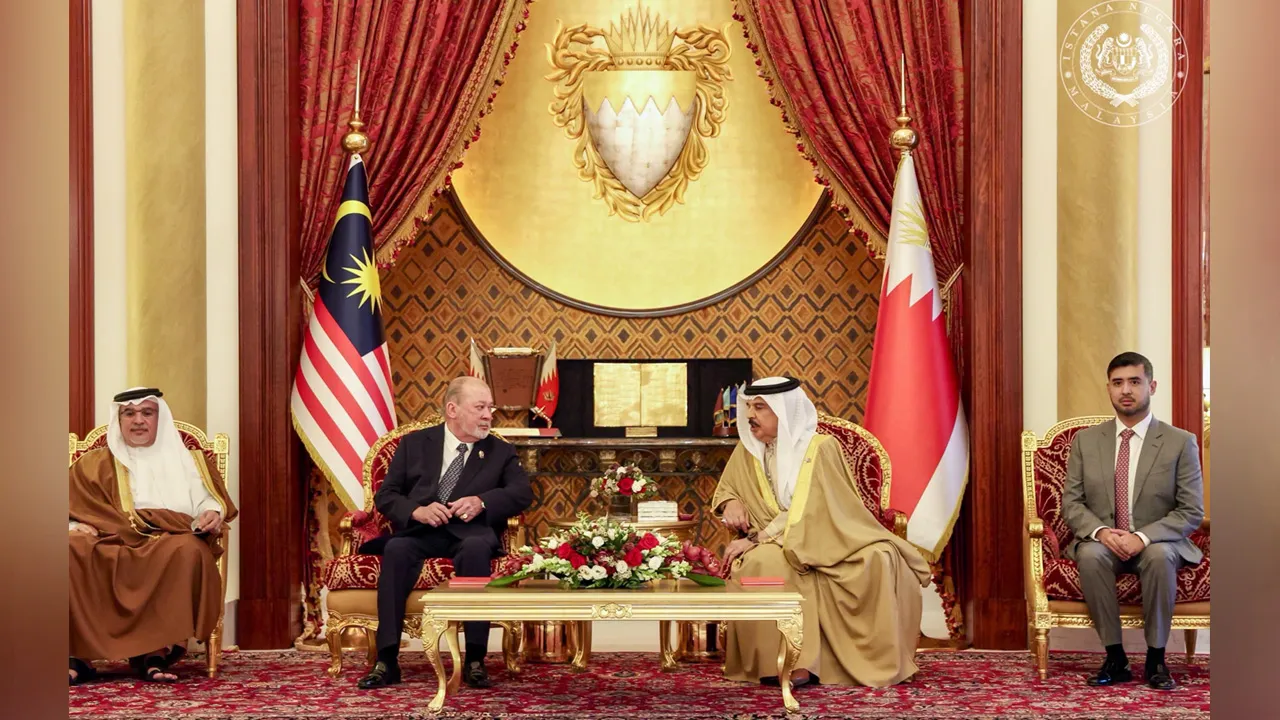 DIPLOMASI DIRAJA PEMANGKIN PENGANJURAN FORMULA 1 BAHRAIN DI MALAYSIA Kembalinya perlumbaan Formula 1 (F1) ke Malaysia merupakan hasil kejayaan diplomasi diraja yang memperlihatkan hubungan erat serta kepercayaan tinggi antara KDYMM SPB Yang di-Pertuan Agong Sultan Ibrahim dan Raja Hamad bin Isa Al-Khalifa, Raja Bahrain. 