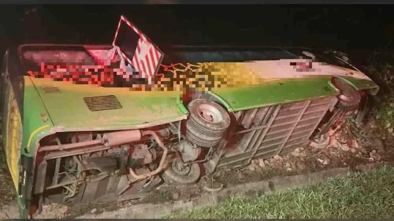 SIBU – Bas persiaran yang membawa 43 penumpang terlibat dalam kemalangan di Bulatan Kanowit, Sibu Jaya, awal pagi Isnin.