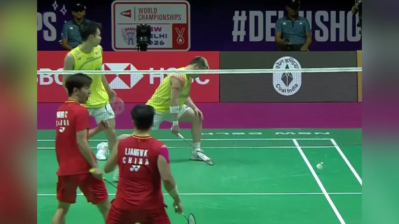 Aaron Chia-Soh Wooi Yik terlepas gelaran Kejohanan Badminton Dunia buat kali kedua apabila tunduk wakil China, Liang Wei Keng-Wang Chang, sebentar tadi. Stadium Astro