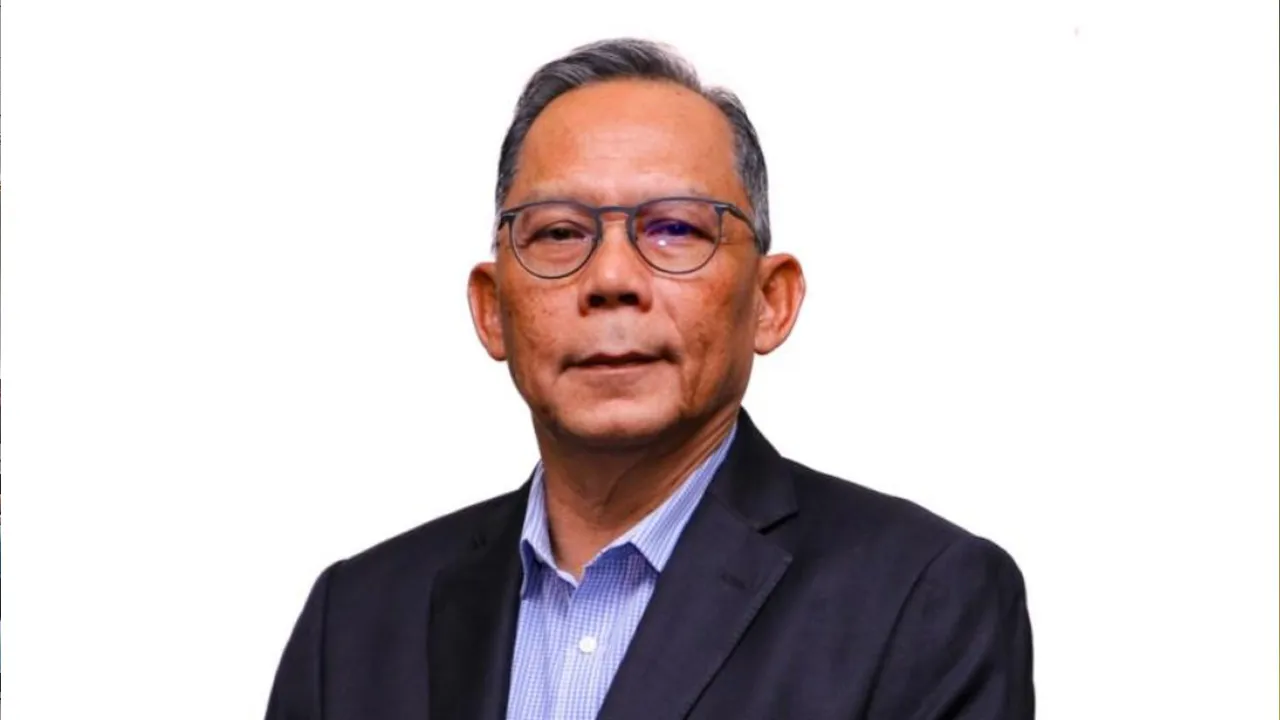 KUALA LUMPUR 19 Ogos - Selepas ditahan reman bagi membantu siasatan Suruhanjaya Pencegahan Rasuah Malaysia (SPRM), Pengarah Urusan Kumpulan dan Ketua Pegawai Eksekutif Kumpulan Alam Maritim Resources Berhad, Datuk Azmi Ahmad, dibebaskan dan kembali menjalankan tugasnya berkuat kuasa serta- merta.