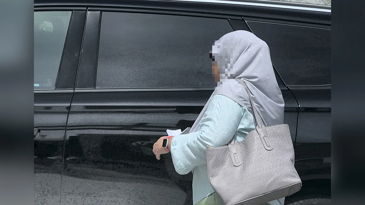 PUTRAJAYA, 5 Ogos -- Bekas Ketua Pegawai Kewangan (CFO) sebuah syarikat milik badan berkanun hadir semula di Ibu Pejabat Suruhanjaya Pencegahan Rasuah Malaysia (SPRM) di sini hari ini bagi menyambung rakaman percakapan dan membantu siasatan berhubung dakwaan penyalahgunaan kuasa dalam proses pembelian saham dua syarikat perladangan bernilai RM370 juta serta Laporan Suruhanjaya Siasatan Diraja (RCI) mengenai Tabung Haji.  Wanita berusia 60 tahun itu tiba dengan menaiki sebuah kenderaan berwarna hitam pada 11