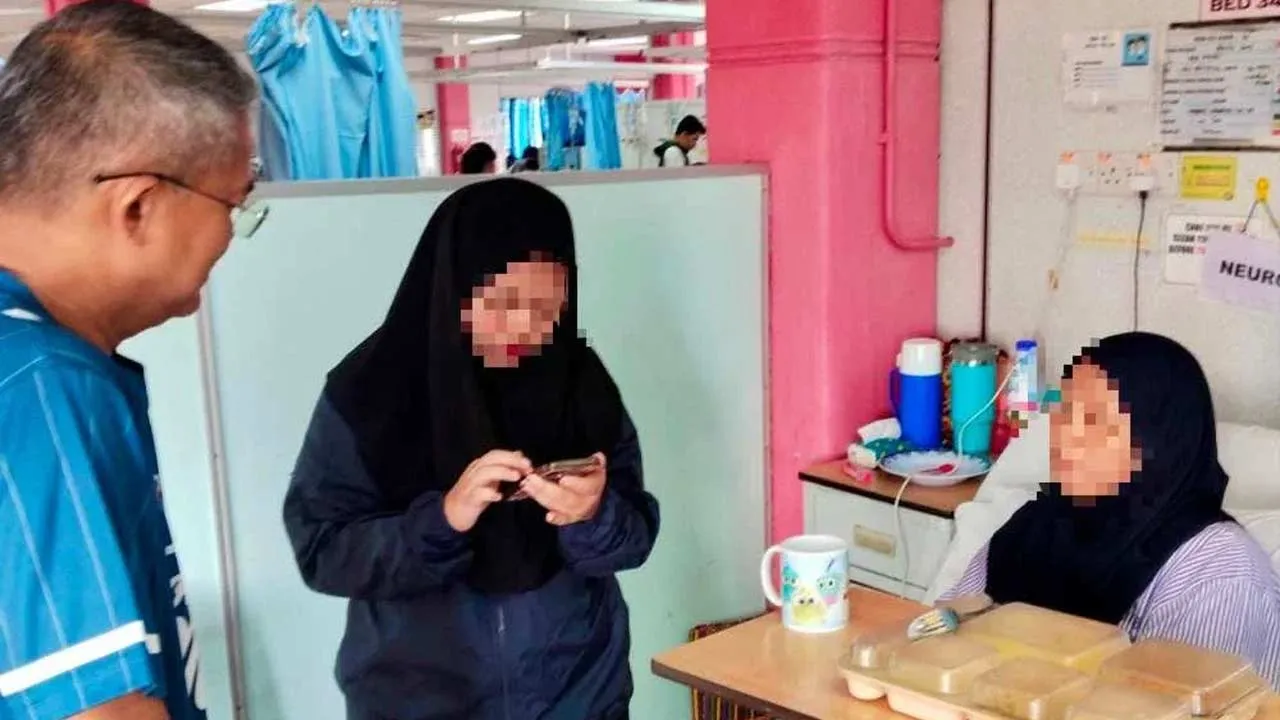 Nasrul (kiri) melawat salah seorang mangsa yang dirawat di Hospital Melaka. Foto Threads tourismmelakaofficial