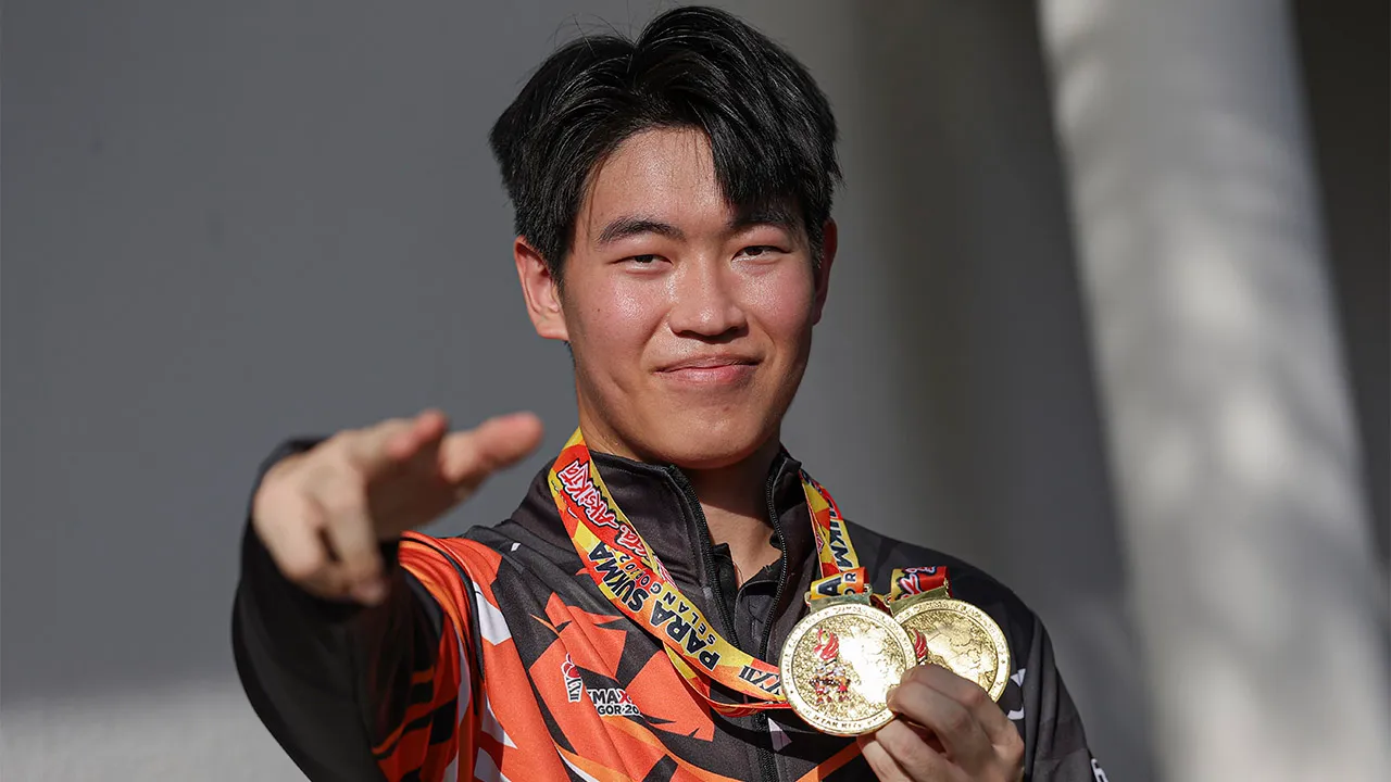 SUBANG JAYA,17 Ogos -- Penembak Pahang Cheah Zen Hong memberi pose istimewa bersama pingat emas yang menangi dalam acara 50 meter pistol individu lelaki akhir pada Sukan Malaysia (SUKMA) Selangor 2026 di Lapang Sasar Negara, Subang hari ini._BERNAMA
