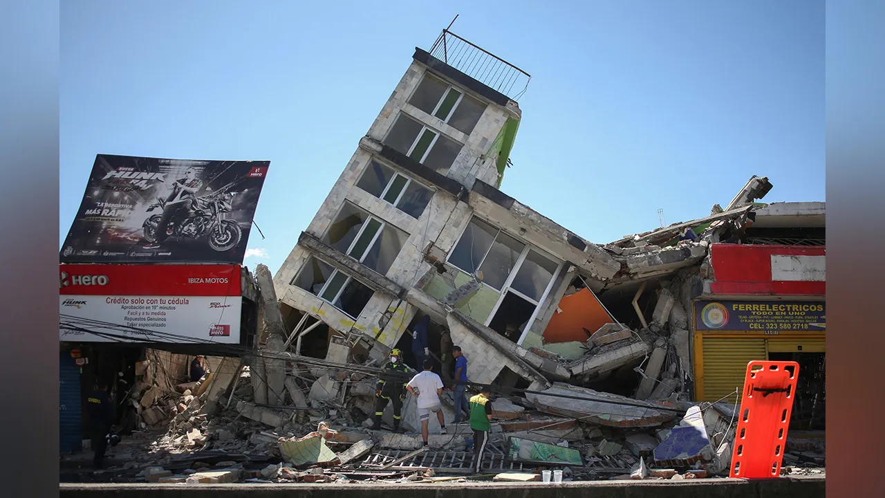 Residents and emergency personnel inspect the site of a collapsed building after an earthquake, in Dosquebradas, Colombia, August 10, 2026. REUTERSJuan David Duque