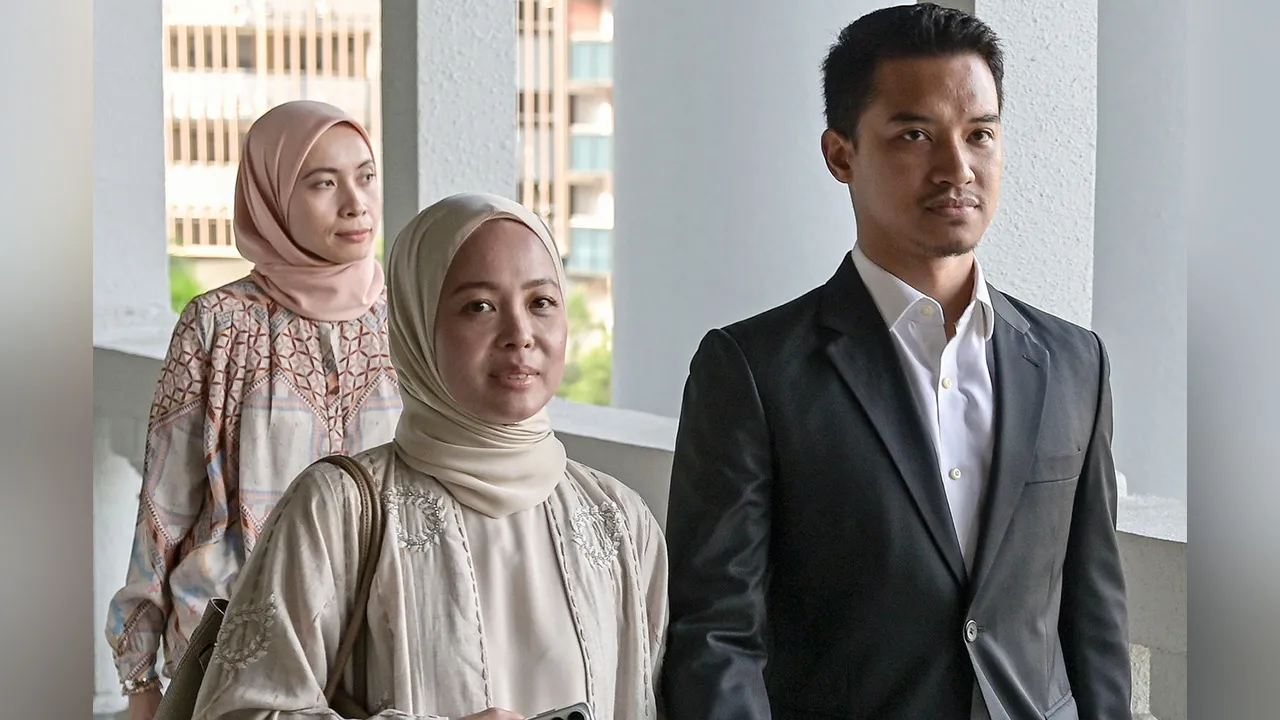 KUALA LUMPUR, 18 Ogos -- Pengasas FashionValet, Datin Vivy Yusof dan suaminya Datuk Fadzarudin Shah Anuar yang berdepan pertuduhan pecah amanah dana pelaburan Khazanah Nasional Berhad (Khazanah) dan Permodalan Nasional Berhad (PNB) berjumlah RM8 juta, hadir pada perbicaraan mereka di Mahkamah Sesyen hari ini.  --fotoBERNAMA (2026) HAK CIPTA TERPELIHARA