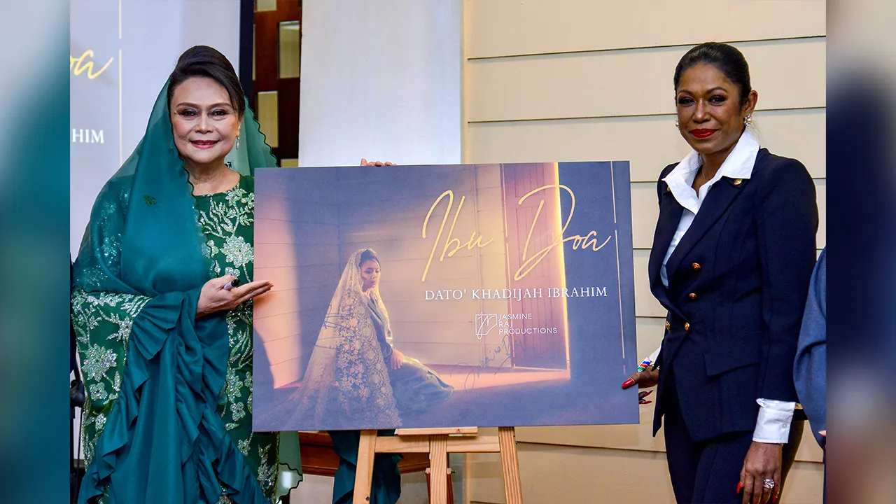 KUALA LUMPUR, 6 Ogos -- Penyanyi legenda negara Datuk Khadijah Ibrahim (kiri) bergambar bersama Pengasas yang juga Ketua Pegawai Eksekutif Jasmine Raj Production Datin Seri Jasmine Raj pada majlis pelancaran single terbaharu beliau "Ibu Doa" baru-baru ini.  Lagu berkenaan diterbitkan Jasmine Raj Production dengan lirik dan susunan muzik oleh Baizura Tazri.  --fotoBERNAMA (2026) HAK CIPTA TERPELIHARA