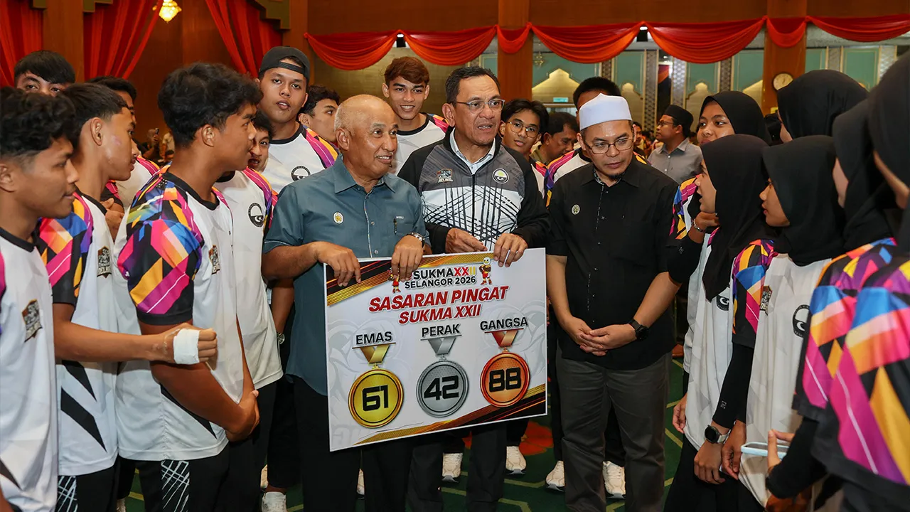 KUALA TERENGGANU, 5 Ogos -- Setiausaha Kerajaan Negeri Terengganu Datuk Mohd Azmi Mohamad Daham (tengah) beramah mesra bersama atlet Kontinjen Sukan Malaysia (Sukma) Terengganu pada Majlis Penyerahan Bendera Kontinjen Sukma Terengganu di Wisma Darul Iman hari ini.  Turut sama Pengerusi Jawatankuasa Pembangunan Belia, Sukan dan NGO Negeri Hishamuddin Abdul Karim dan Ketua Kontinjen Datuk Rosli Latif.  Kontinjen Sukma Terengganu menyasarkan 61 pingat emas, 42 perak dan 88 gangsa menerusi 35 acara yang diperta