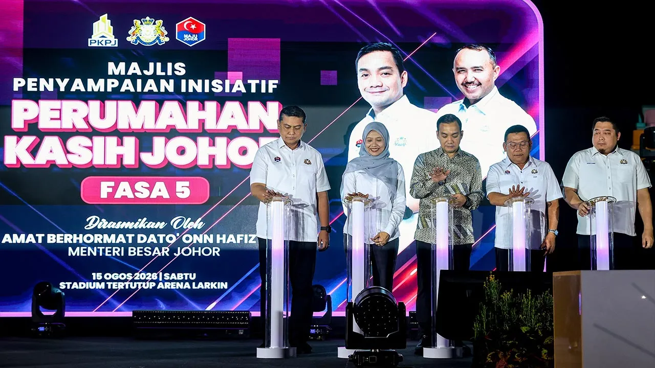 JOHOR BAHRU, 15 Ogos -- Menteri Besar Datuk Onn Hafiz Ghazi (tengah) bersama Timbalan Jawatankuasa Perumahan dan Kerajaan Tempatan, Zaidi Japar (dua, kanan) melakukan gimik perasmian Majlis Penyampaian Inisiatif Perumahan Kasih Johor Fasa Lima di Stadium Tertutup Arena Larkin hari ini.  --fotoBERNAMA (2026) HAK CIPTA TERPELIHARA