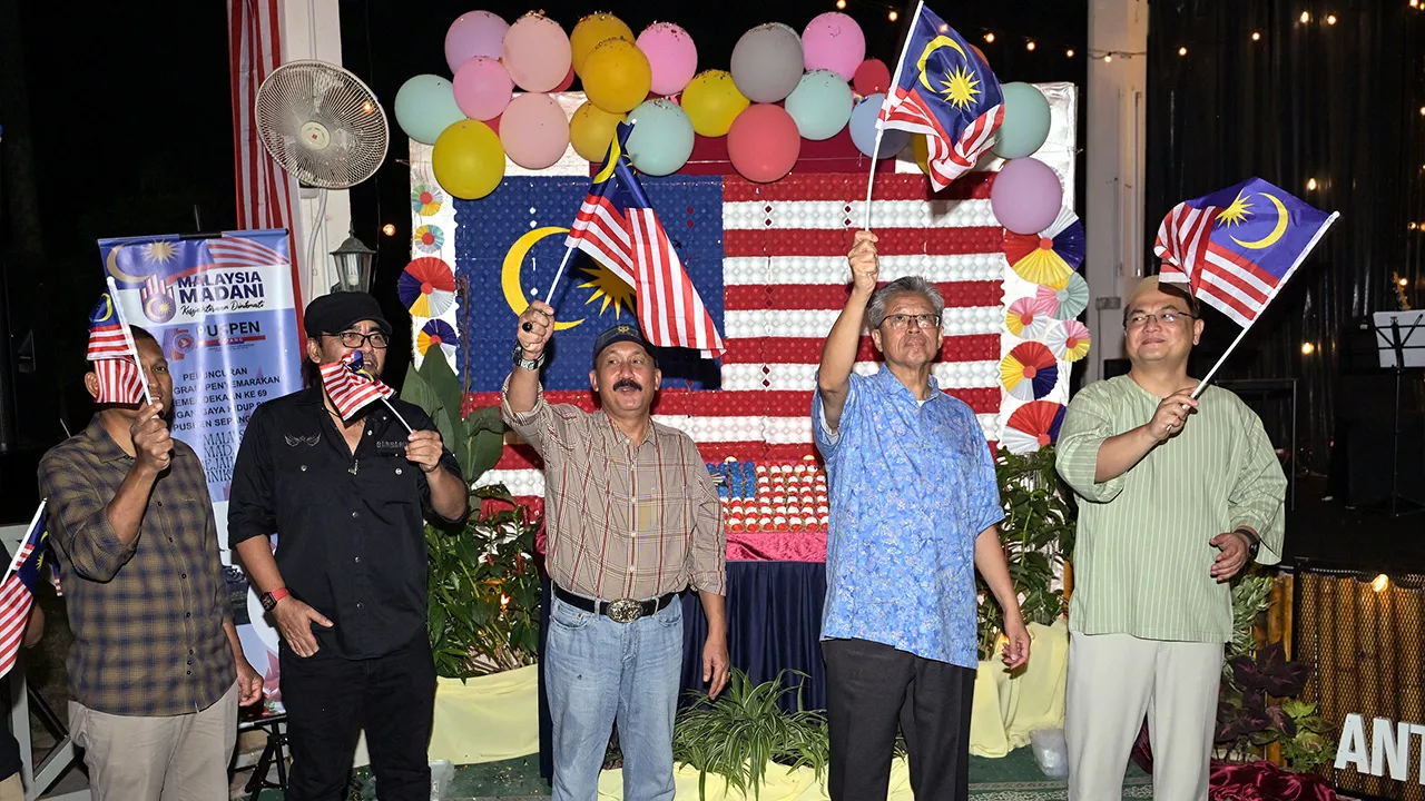 SEPANG, 16 Ogos -- Ketua Pengarah Agensi Antidadah Kebangsaan (AADK) Datuk Ruslin Jusoh (tengah) mengibarkan Jalur Gemilang ketika merasmikan Program Inspirasi Kehidupan Baharu Tahun 2026 di Pusat Pemulihan Penagihan Narkotik (PUSPEN) Sepang semalam.  Turut hadir Ketua Pegawai Eksekutif Kumpulan Bousted Holdings Bhd Datuk Ir Dr Ahmad Sabirin Arshad (dua, kanan).  --fotoBERNAMA (2026) HAK CIPTA TERPELIHARA