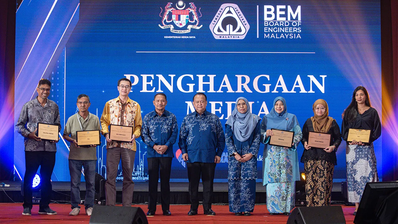 KUALA LUMPUR, 23 Ogos -- Menteri Kerja Raya Datuk Seri Alexander Nanta Linggi bersama para penerima Anugerah Penghargaan Khas pada Anugerah Kejuruteraan dan Penghargaan Lembaga Jurutera Malaysia (LJM) 2026 di sebuah hotel, malam ini.  -- fotoBERNAMA (2026) HAK CIPTA TERPELIHARA