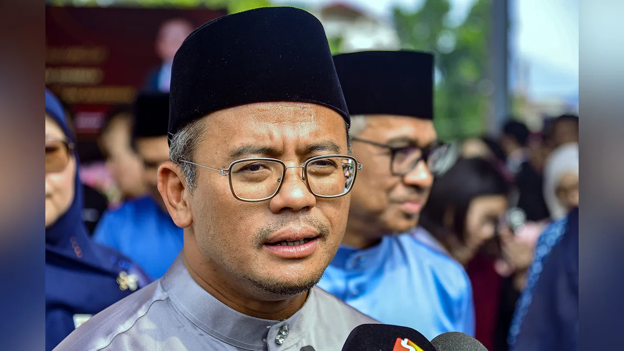 KUALA LUMPUR, 28 Ogos -- Menteri Besar Selangor Datuk Seri Amirudin Shari menjawab pertanyaan media selepas Majlis Perasmian Kolej Tingkatan Enam Gombak (KTEGO) dan Majlis Anugerah Kecemerlangan Akademik Tahun 2026 di KTEGO hari ini.  -- fotoBERNAMA (2026) HAK CIPTA TERPELIHARA