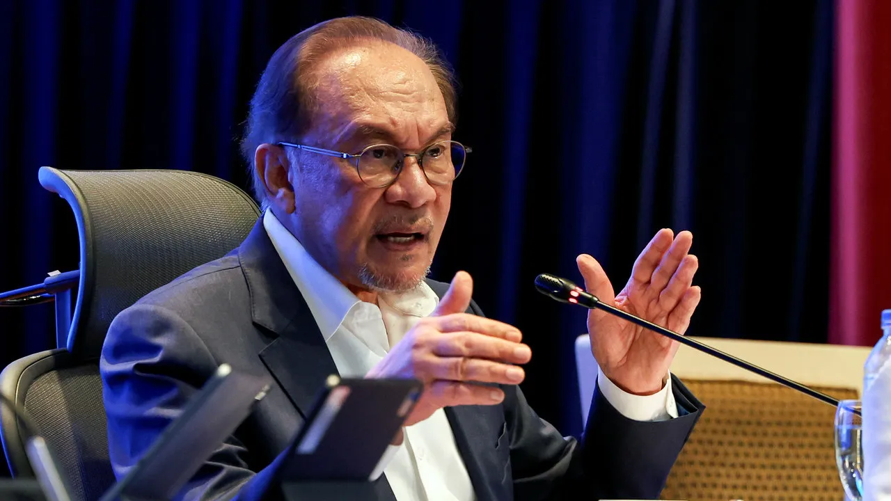 PUTRAJAYA, 18 Ogos -- Perdana Menteri Datuk Seri Anwar Ibrahim yang juga Menteri Kewangan ketika Majlis Libat Urus Belanjawan 2027 “Malaysia MADANI : Mengapai Di Langit, Mengadap Di Bumi” Bersama Wakil Kerajaan dan Agensi Bukan Kerajaan di Kementerian Kewangan hari ini.  -- fotoBERNAMA (2026) HAK CIPTA TERPELIHARA