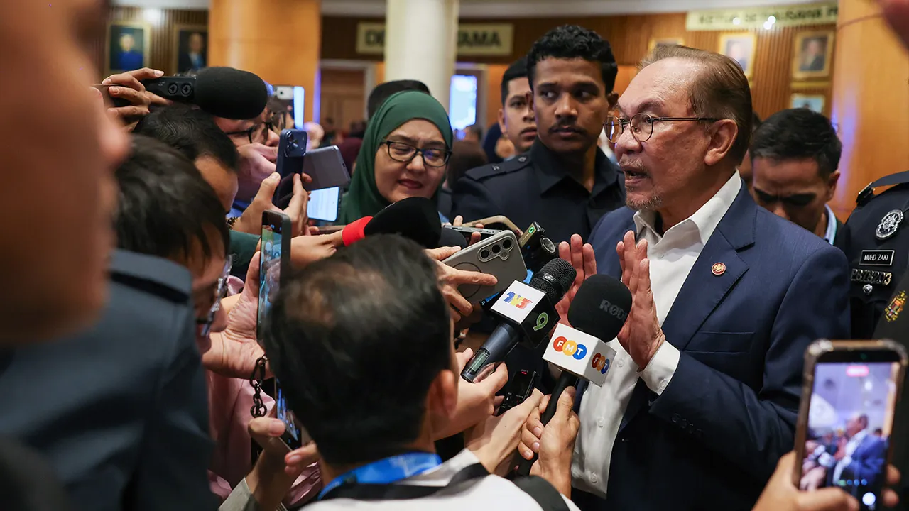 PUTRAJAYA, 18 Ogos -- Perdana Menteri Datuk Seri Anwar Ibrahim yang juga Menteri Kewangan bercakap kepada media selepas Majlis Libat Urus Belanjawan 2027 “Malaysia MADANI: Mengapai Di Langit, Mengadap Di Bumi” Bersama Wakil kerajaan dan Agensi Bukan Kerajaan di Kementerian Kewangan hari ini.  -- fotoBERNAMA (2026) HAK CIPTA TERPELIHARA