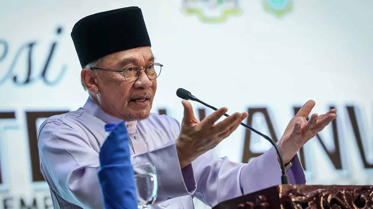 BUKIT MERTAJAM, 28 Ogos -- Perdana Menteri Datuk Seri Anwar Ibrahim menyampaikan ucapan pada Program Sesi Temu Anwar Sempena Ambang Merdeka Sahabat MADANI di Institut Pendidikan Guru Kampus Tuanku Bainun hari ini.  -- fotoBERNAMA (2026) HAK CIPTA TERPELIHARA