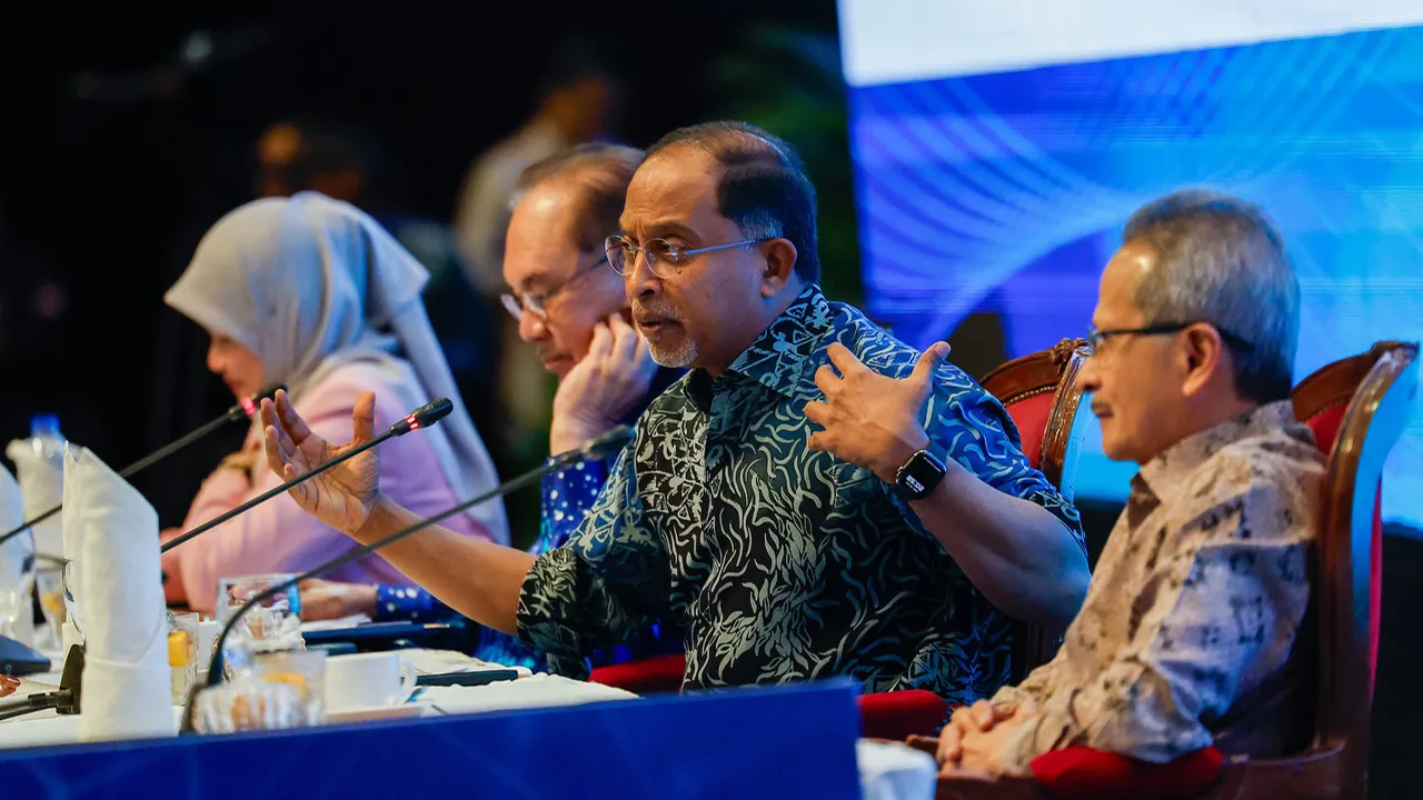KUALA LUMPUR, 26 Ogos -- Menteri Pendidikan Tinggi Datuk Seri Dr Zambry Abd Kadir ketika menjadi panel pada Forum Ilmuwan Malaysia MADANI Siri 13 yang bertemakan Pendidikan Masa Depan Negara dan Akta Universiti dan Kolej Universiti (AUKU) di Dewan Tunku Canselor (DTC), Universiti Malaya hari ini.  --fotoBERNAMA (2026) HAK CIPTA TERPELIHARA