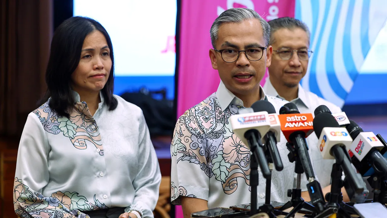 PUTRAJAYA, 12 Ogos -- Menteri Komunikasi Datuk Seri Fahmi Fadzil (tengah) bercakap kepada media selepas Majlis Penyerahan Sumbangan Penajaan Rakan Strategik Sambutan Hari Kebangsaan dan Hari Malaysia 2026 di Menara Komunikasi hari ini.  Kelihatan ialah timbalannya, Teo Nie Ching (kiri) dan Ketua Setiausaha Kementrian Komunikasi Datuk Abdul Halim Hamzah (kanan).  --fotoBERNAMA (2026) HAK CIPTA TERPELIHARA