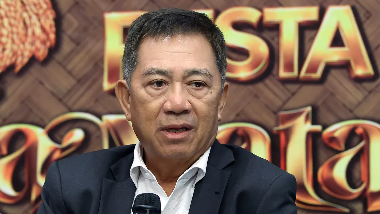 KOTA KINABALU, 26 Mei -- Timbalan Ketua Menteri II yang juga Pengerusi Jawatankuasa Induk Sambutan Pesta Kaamatan Peringkat Negeri Sabah 2026 Datuk Seri Dr. Joachim Gunsalam berkongsi beberapa pengumuman dan perkembangan terkini berkaitan sambutan pesta itu pada sidang media hari ini.  -- fotoBERNAMA (2026) HAK CIPTA TERPELIHARA.