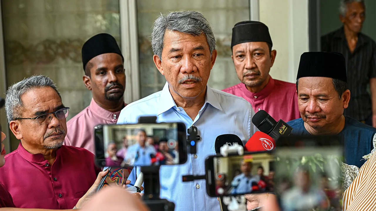 SEREMBAN, 14 Ogos -- Menteri Luar yang juga Ahli Parlimen Rembau Datuk Seri Mohamad Hasan (tengah) menjawab pertanyaan pengamal media pada Program Ziarah Kasih Tokmat di Taman Pinggiran Senawang, hari ini.  --fotoBERNAMA (2026) HAK CIPTA TERPELIHARA