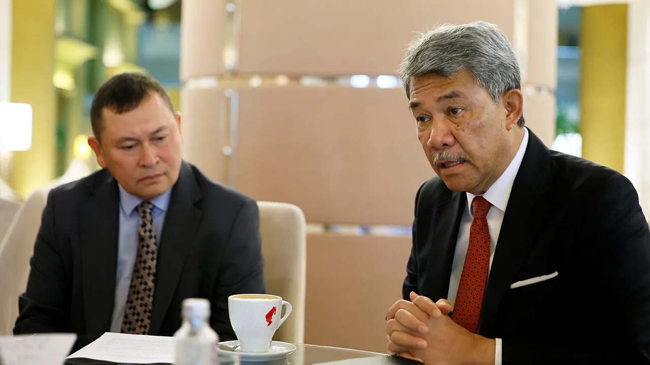 JEDDAH, 27 Ogos -- Menteri Luar Datuk Seri Mohamad Hasan bercakap kepada media menjelang Mesyuarat Tergempar Majlis Menteri-Menteri Luar Negeri (CFM) Pertubuhan Kerjasama Islam (OIC) esok bagi membincangkan perkembangan terkini berkaitan Palestin, hari ini.  Turut hadir Duta Besar Malaysia ke Arab Saudi Datuk Syed Mohamad Bakri Syed Abdul Rahman (kiri).  -- fotoBERNAMA (2026) HAK CIPTA TERPELIHARA