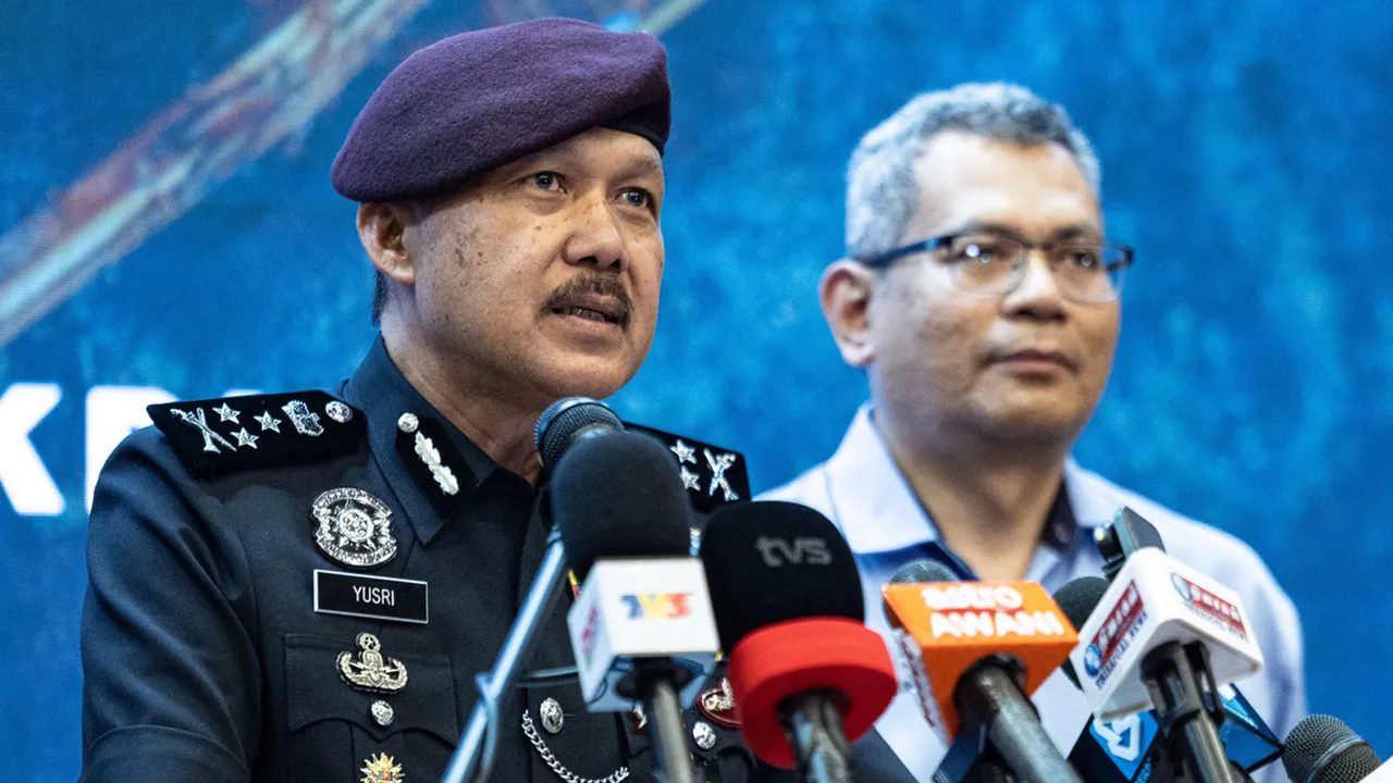 KUALA LUMPUR, 27 Ogos -- Pengarah Jabatan Keselamatan Dalam Negeri dan Kententeraman Awam (KDNKA), Datuk Seri Mohd Yusri Hassan Basri bercakap pada sidang media mengenai Op Gali Mega di Ibu Pejabat Polis Bukit Aman hari ini.  Turut bersama, Pengarah Kanan Bahagian Perkhidmatan Teknikal Jabatan Mineral dan Geosains Malaysia, Datuk Ir Ahmad Zukni Ahmad Khalil (kanan).  --fotoBERNAMA (2026) HAK CIPTA TERPELIHARA