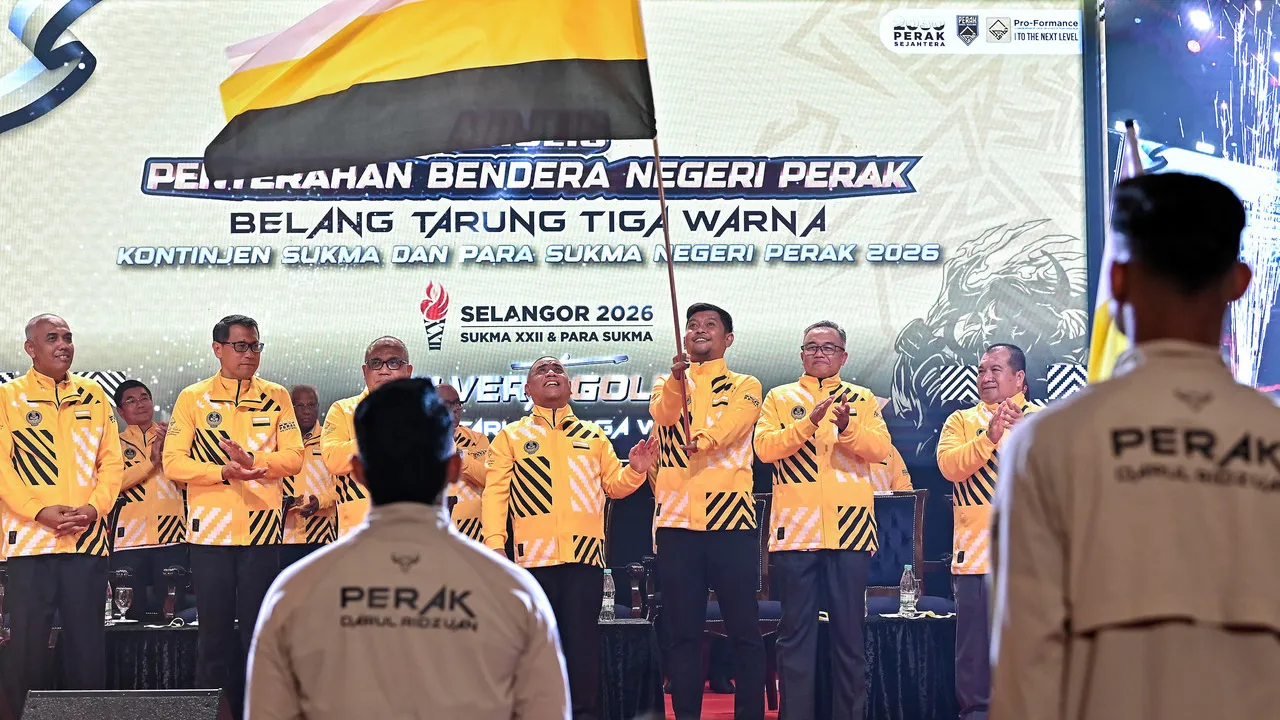 IPOH, 5 Ogos -- Menteri Besar Perak Datuk Seri Saarani Mohamad (tengah) menyerahkan bendera kepada Ketua Kontinjen PARA SUKMA Perak Muhammad Danial Azli (tiga, kanan) pada Majlis Penyerahan Bendera Negeri Perak 'Belang Tarung Tiga Warna' bagi kontinjen Sukan Malaysia (SUKMA) Ke-22 di Stadium Indera Mulia hari ini.  Kerajaan Perak akan memberikan insentif sehingga RM6,000 kepada atlet negeri yang berjaya memenangi pingat pada temasya SUKMA Ke-22 di Selangor, yang dijadual berlangsung dari 15 hingga 24 Ogos i