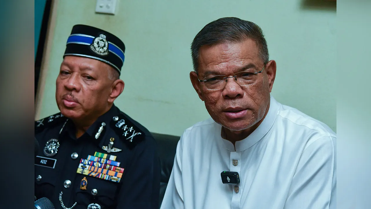 KOTA BHARU, 12 Ogos -- Menteri Dalam Negeri Datuk Seri Saifuddin Nasution Ismail (kanan) menjawab pertanyaan pemberita ketika hadir menziarahi keluarga Allahyarham Koperal Mohamad Nur Hafiz Rahim yang maut dipercayai akibat renjatan elektrik di Beaufort, Sabah pada Khamis lepas di Kampung Hutan Pasir, Ketereh hari ini.  Turut sama Pengarah Jabatan Pengurusan Bukit Aman Datuk Seri Abdul Aziz Abdul Majid (kiri).  --fotoBERNAMA (2026) HAK CIPTA TERPELIHARA